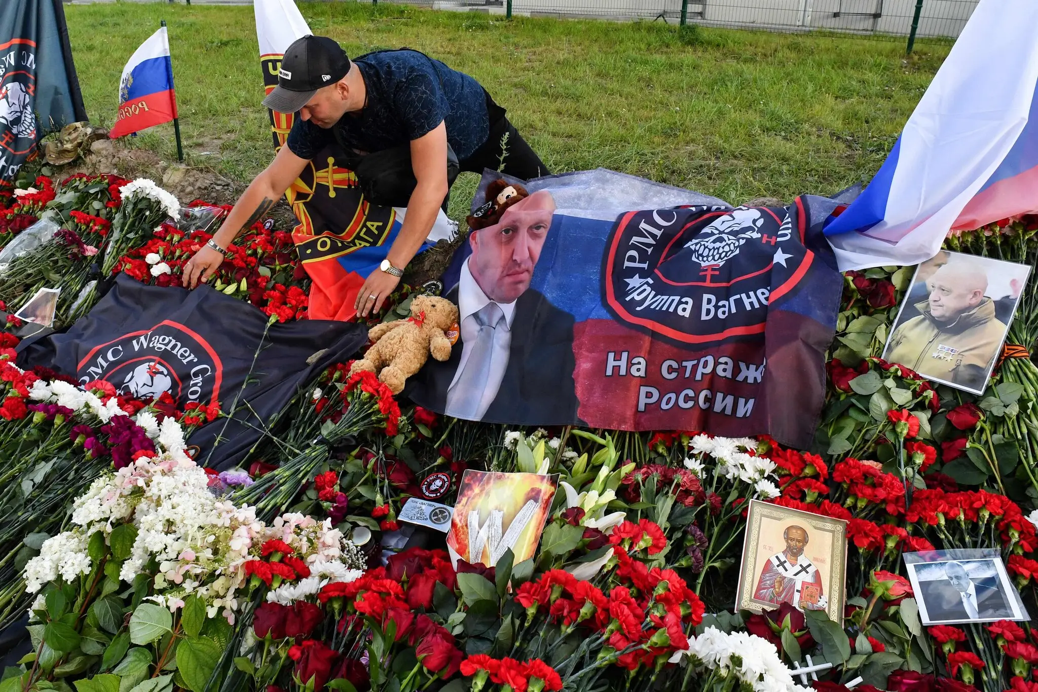 Імпровізований меморіал пану Пригожину в Санкт-Петербурзі в п'ятницю.